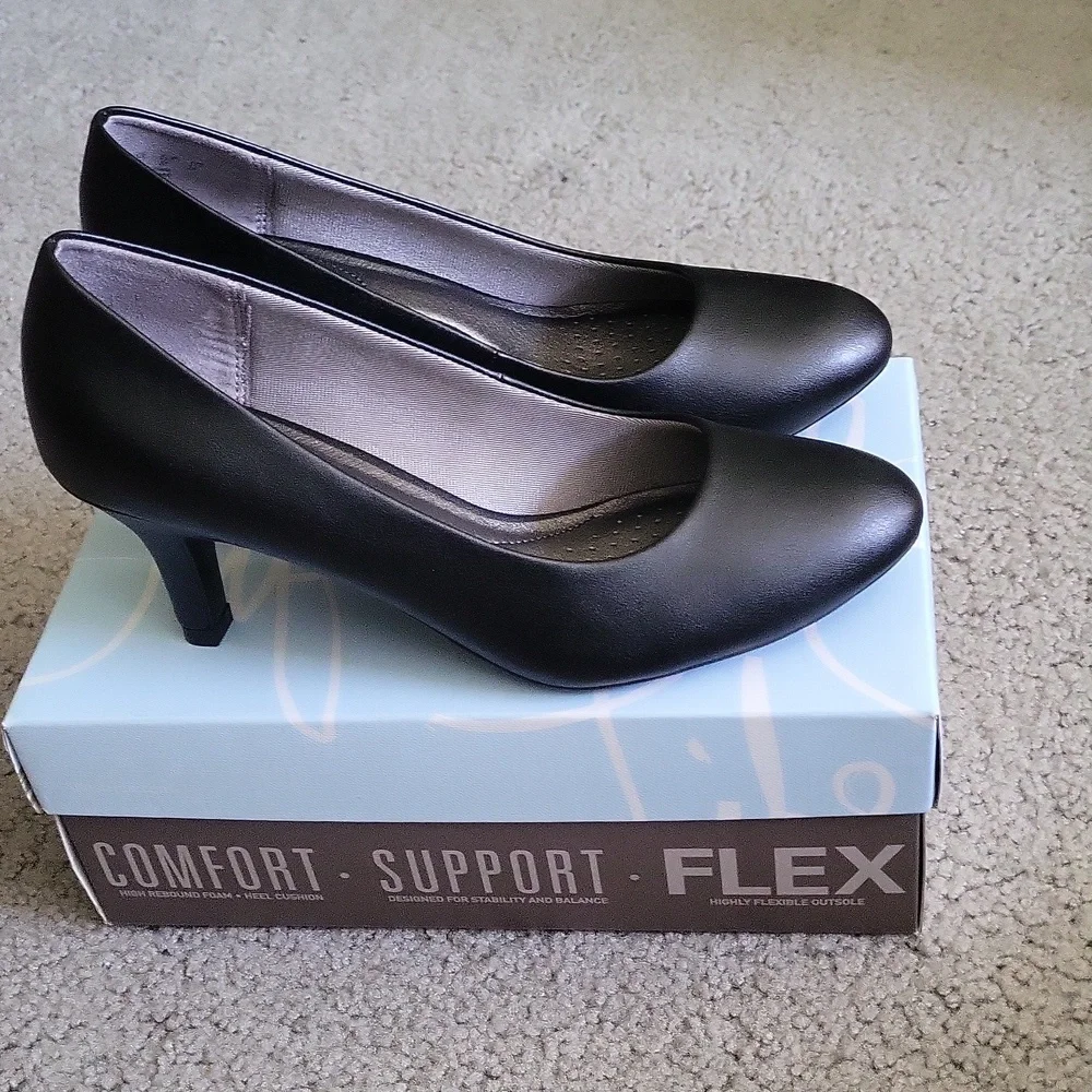 Shoes - Picture 2 of 6